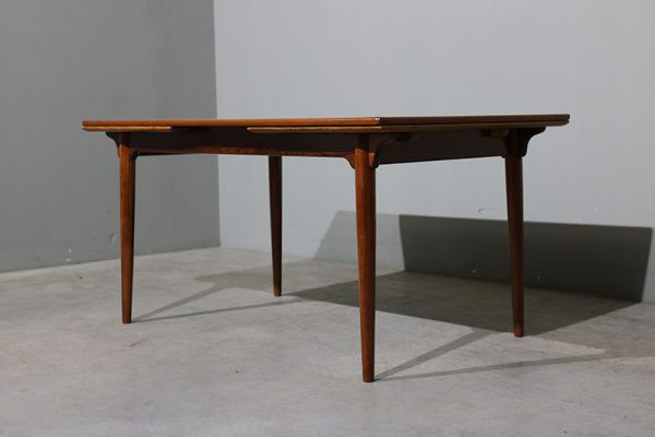 Mesa extensível Omann Jun em pau santo