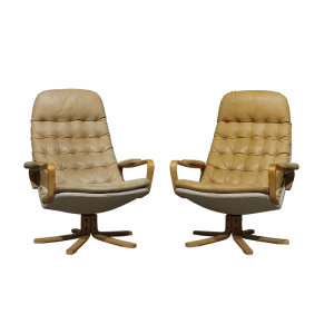 Par de poltronas Sam Larsson modelo Mona em couro e faia