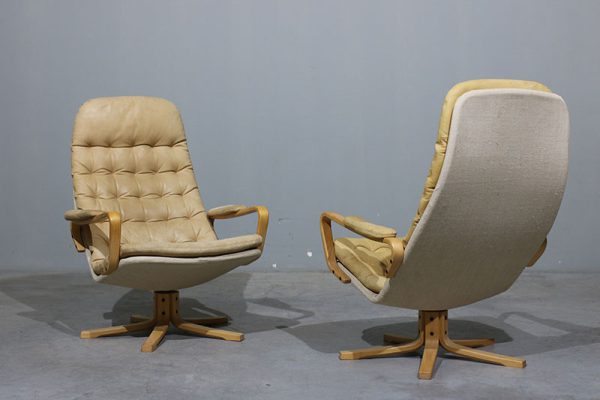 Par de poltronas Sam Larsson modelo Mona em couro e faia