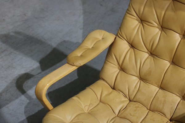 Par de poltronas Sam Larsson modelo Mona em couro e faia