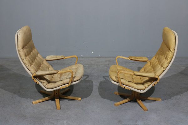 Par de poltronas Sam Larsson modelo Mona em couro e faia