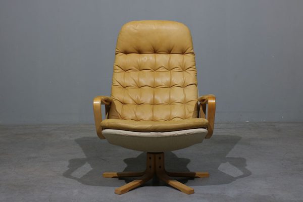 Par de poltronas Sam Larsson modelo Mona em couro e faia