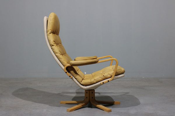 Par de poltronas Sam Larsson modelo Mona em couro e faia